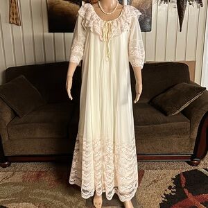 Intime Of Ca. ~ VTG ~ White/Pink ~ Medium ~ Peignoir Chiffon Robe/Nightgown Set